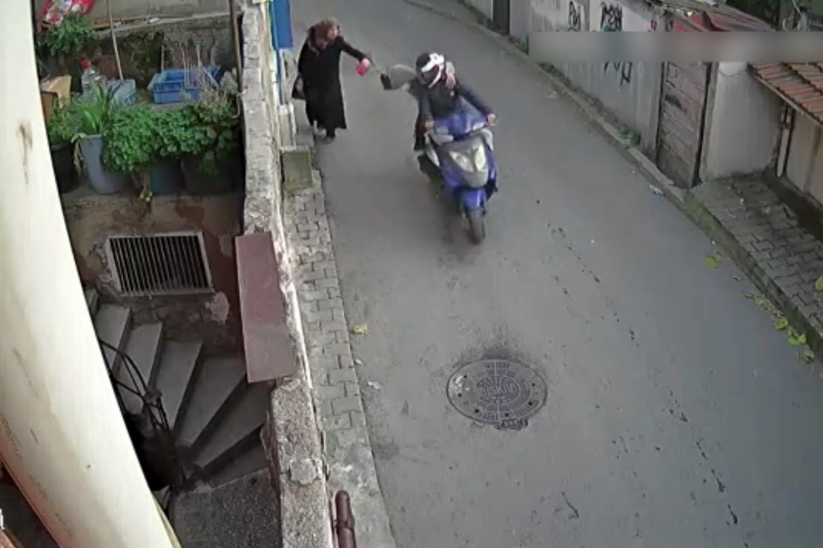 İstanbul'da yaşlı kadına kapkaç kamerada: Kadınları hedef alan çete çökertildi