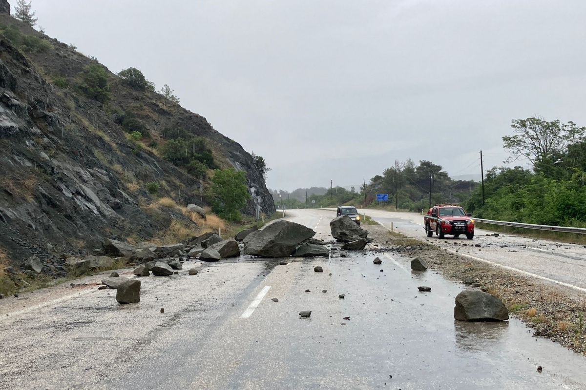 Kastamonu'da yağışlar nedeniyle yola kaya parçaları döküldü