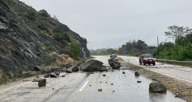 Kastamonuda yağışlar nedeniyle yola kaya parçaları döküldü