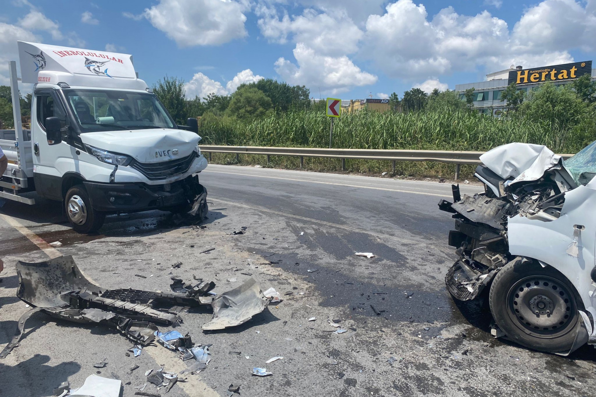 Sancaktepe'de 2 araç kafa kafaya çarpıştı: 2 yaralı