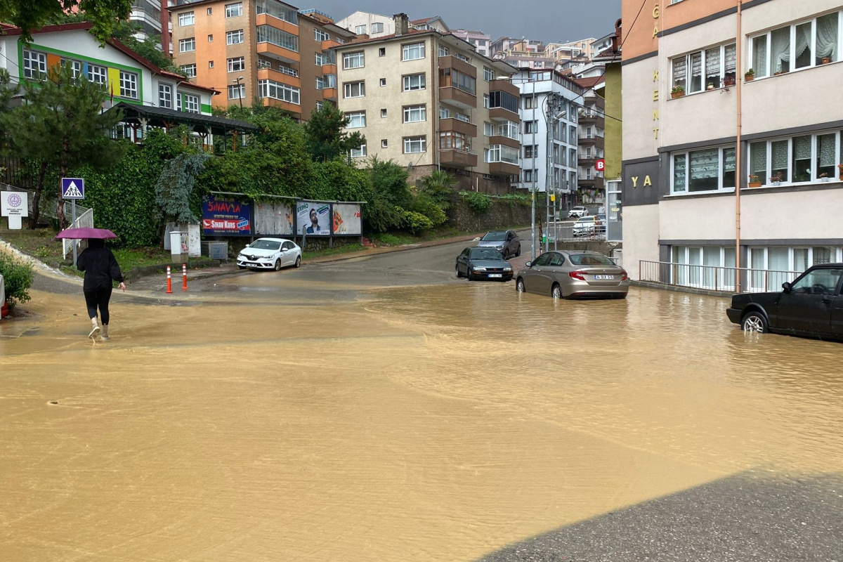 Turuncu alarm verilen Zonguldak&#039;ta yağış sürüyor