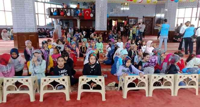 Kur’an kurslarına gelen çocuklar şekerlemelerle karşılandı