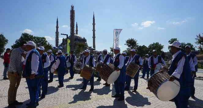 Davullu-zurnalı davete turistlerden yoğun ilgi