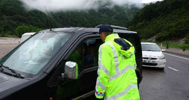 Ayancık’ta boşaltılan köylerde bazı evlerin girişleri suyla doldu