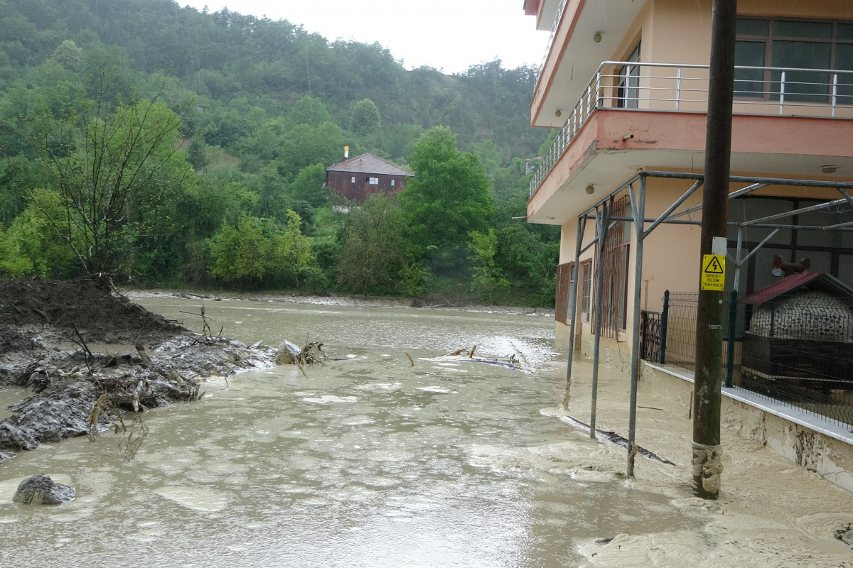 Ayancık'ta boşaltılan köylerde bazı evlerin girişleri suyla doldu