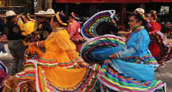 35. TUFAG Uluslararası Halk Dansları Festivali renkli görüntülerle başladı
