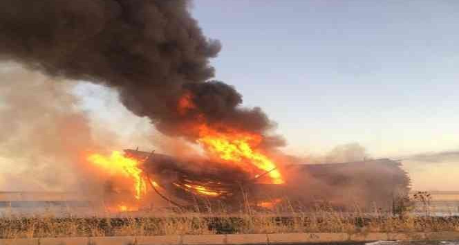 Plastik boru yüklü kamyon alevlere teslim oldu