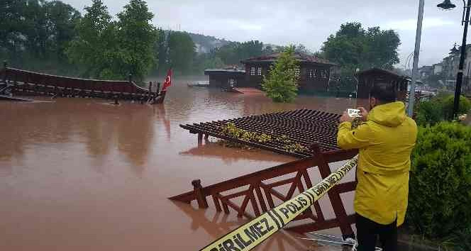 Bartın’da ırmak taştı, şehir merkezi sular altında kaldı