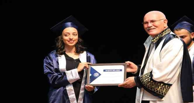 Uşak Üniversitesi mezunlarını meslek yaşamlarına coşkuyla uğurladı