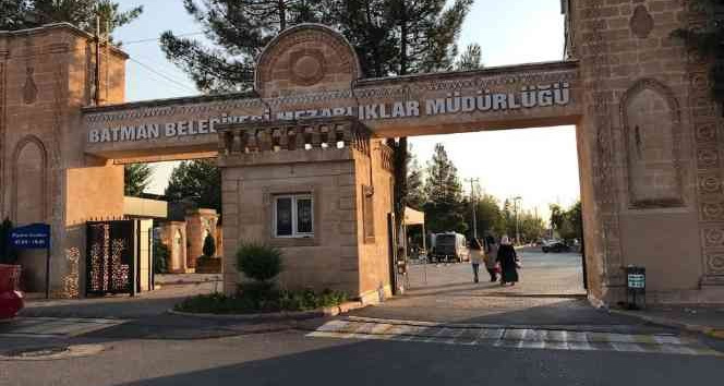 Mezarlıklarda, bayram öncesi genel temizlik