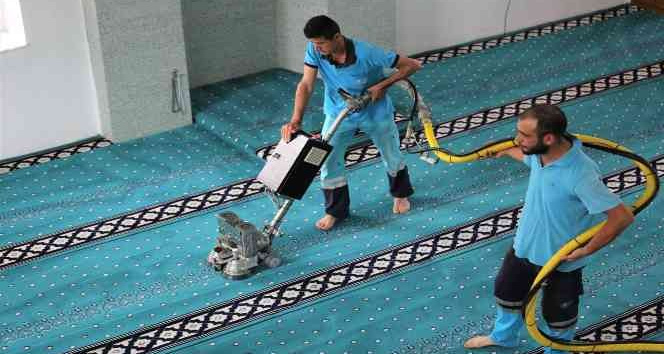 Niğde Belediyesi Cami Halılarını Temizliyor
