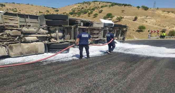 Siirt’te mazot yüklü tır devrildi, itfaiye ekipleri tehlikeyi önledi