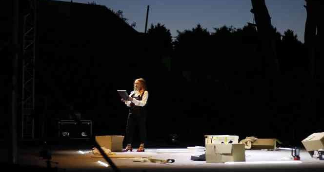 Ayvalık Deniz Seviyesinde Tiyatro keyfini yaşadı