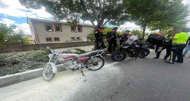 Polise yakalanan ehliyetsiz sürücü motosikletini yakmaya çalıştı