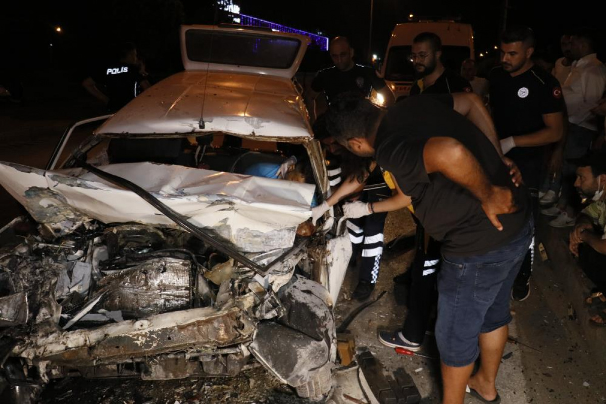 Adana'da otomobil işçi servisine arkadan çarptı: 6 yaralı