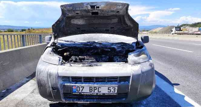 Seyir halindeki aracın motoru yandı