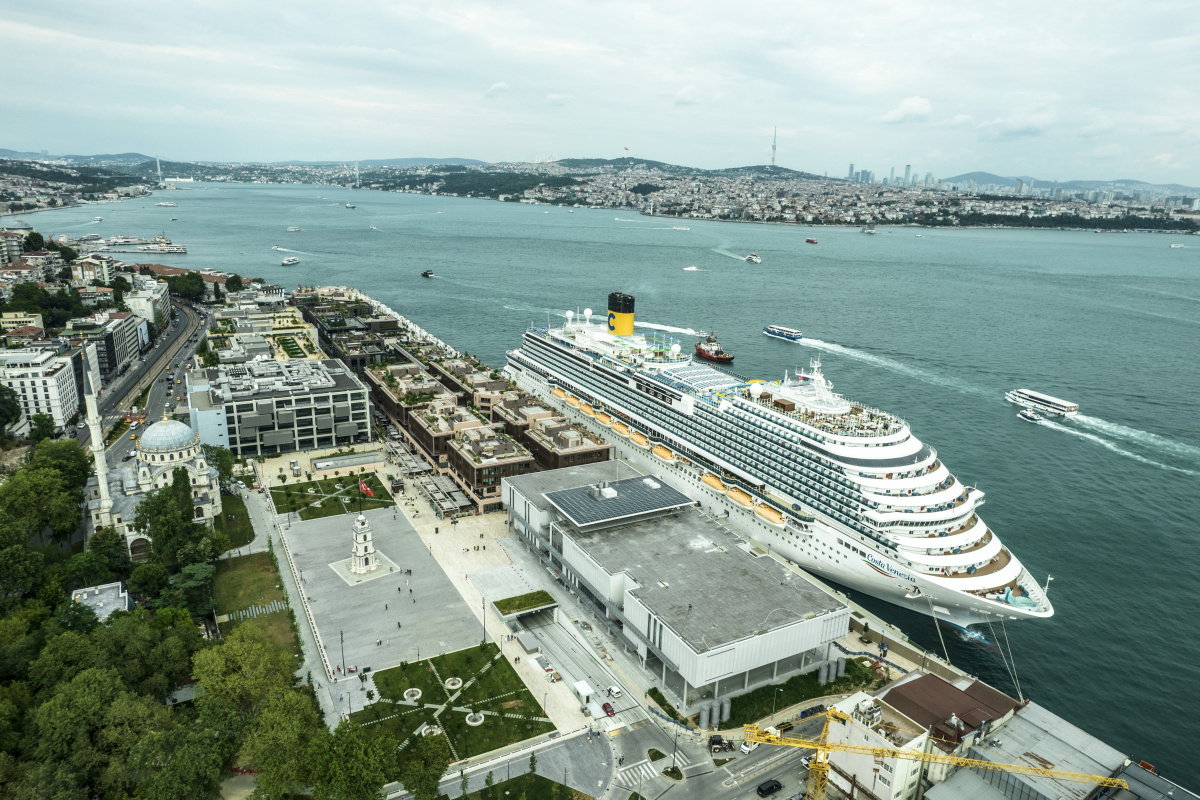 Dev kruvaziyer ‘Costa Venezia' ayda 40 bin turisti İstanbul'a getiriyor