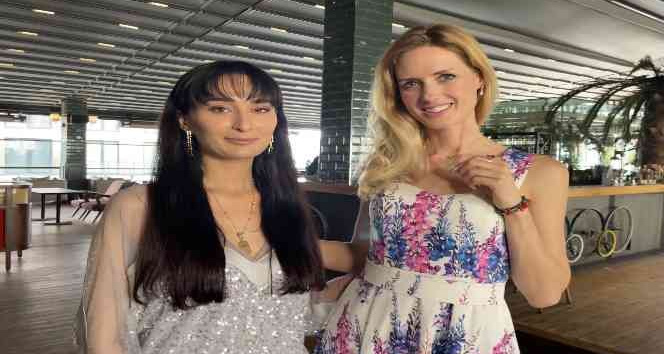 Ünlü oyuncu Wilma Elles, kendisi için tasarlanan kolyeyi taktı