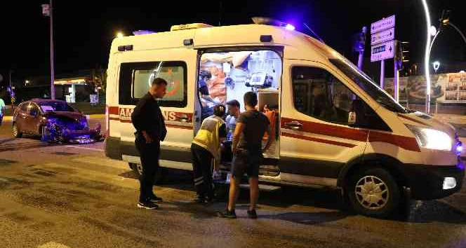 Edirne’de çarpışan otomobillerin sürücüleri yaralandı