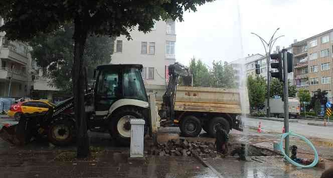 Belediye ekipleri su borusunu patlattı, onarmak için saatlerce uğraştı