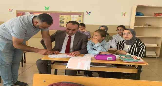 Gönüllü öğretmenler, öğrencileri sınava hazırlıyor