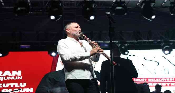 Hüsnü Şenlendirici kulakların pasını sildi