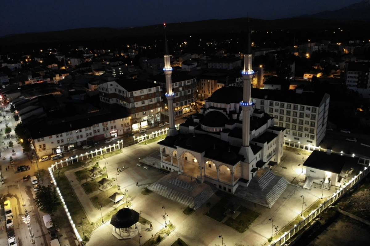 Selçuklu mimarisiyle yapılan Recep Tayyip Erdoğan Camii göz kamaştırıyor