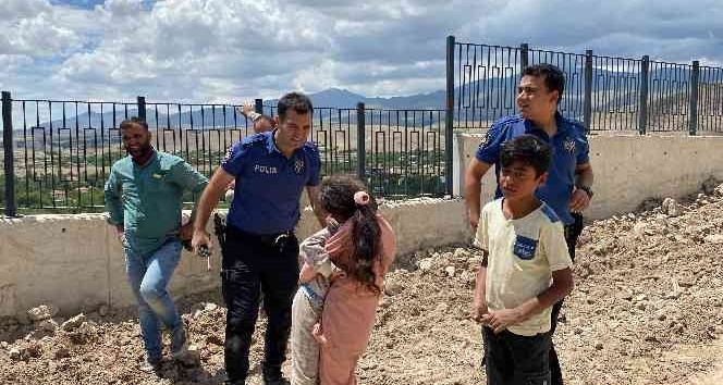 Dik yamaçta mahsur kalan çocukları polisler kurtardı