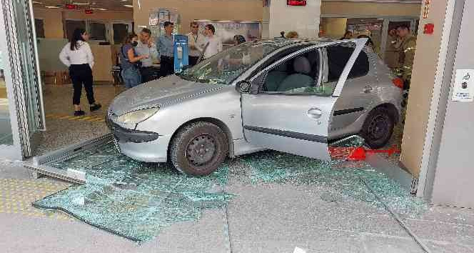 Bahçelievler’de geri geri giden otomobil bankaya daldı: 2 yaralı