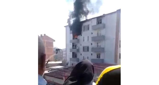 Yangında balkondan atlayan kadını havada tuttu