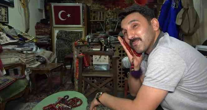Asırlık tespihine gözü gibi bakıyor