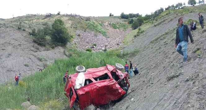 Tokat’ta minibüs uçuruma yuvarlandı. 4 ölü, 1 yaralı