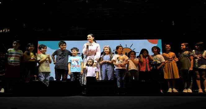 “Samsak Döveci” şarkısını bu kez çocuklar seslendirdi