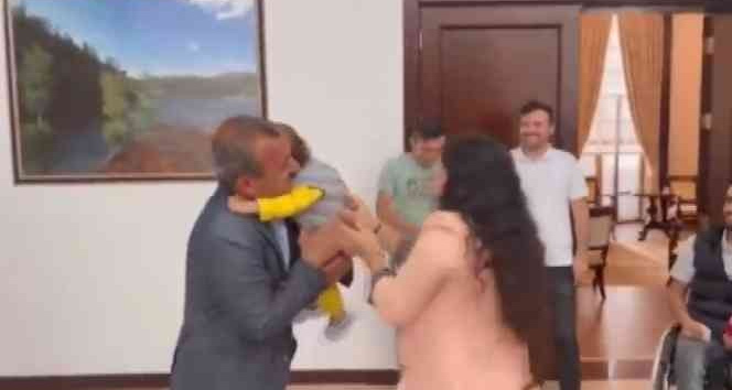 Vali ve gazi çocuğu arasında duygulandıran anlar