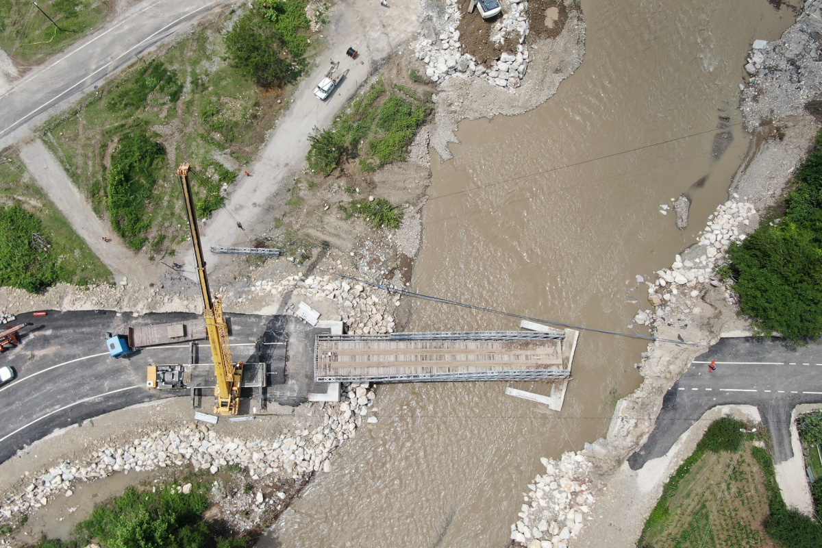 Selde yıkılan panel köprüyü kaldırma çalışmaları sürüyor