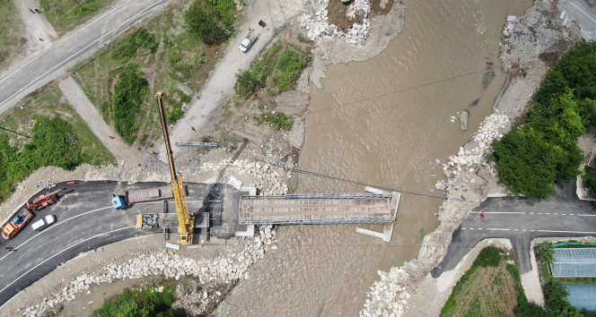 Selde yıkılan panel köprüyü kaldırma çalışmaları sürüyor
