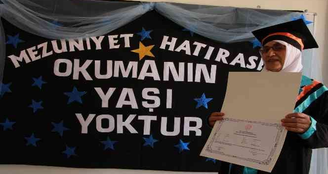Televizyondaki altyazıları okuyamıyordu: 66 yaşında cübbe giyip kep attı