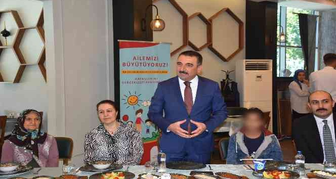 Siirt Valisi Hacıbektaşoğlu, koruyucu ailelerle bir araya geldi