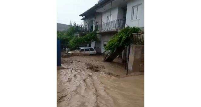 Niğde’de sağanak sonrası dereler taştı, evler sular altında kaldı