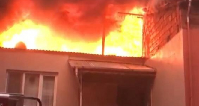 Bursada bir evin terası alev alev yandı