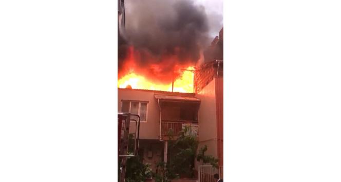 Bursa’da bir evin terası alev alev yandı