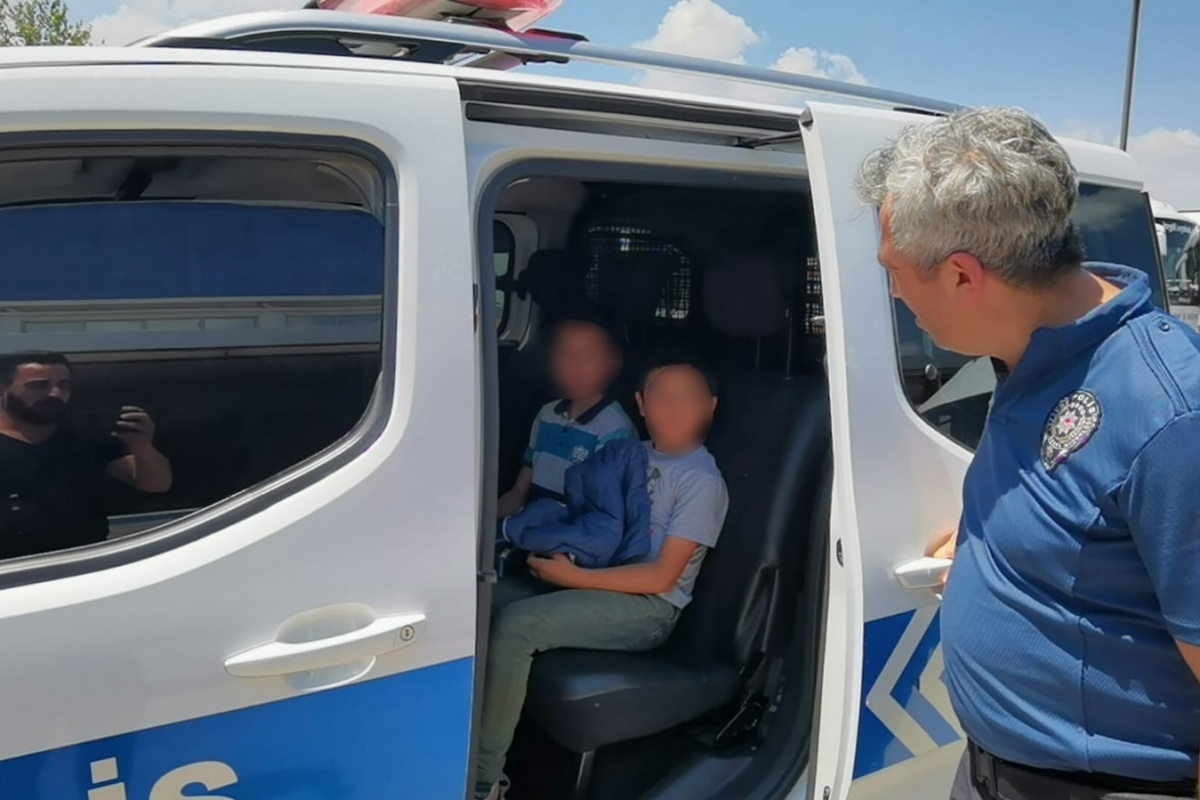 Üvey babasından kaçan 2 çocuk şehirler arası otobüste yakalandı