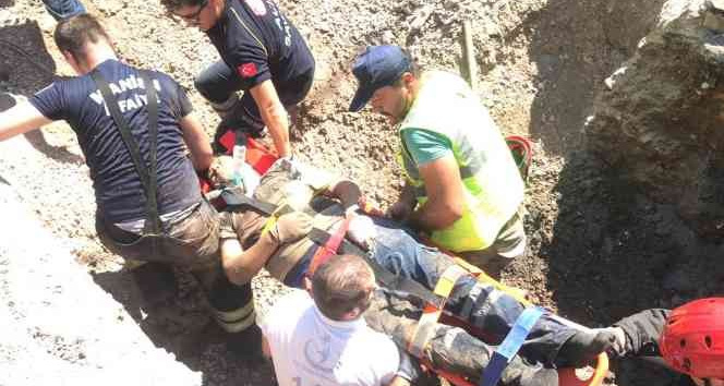 Toprak altında kalan işçiyi elleriyle kazarak kurtardılar
