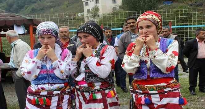 Kuşköy köylüleri festivallerinin duyurusunu ıslık diliyle yaptılar
