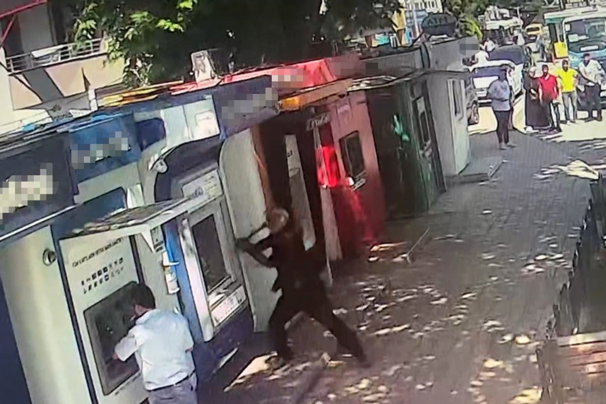 Yalova'da ATM'lere çekiçle saldırarak paramparça etti