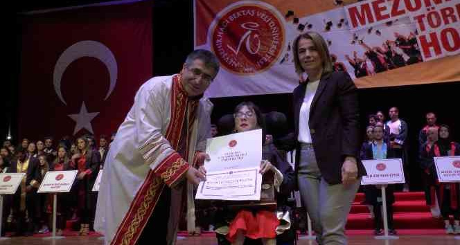 Özel öğrenci Büşra hayalini kurduğu üniversiteden dereceyle mezun oldu