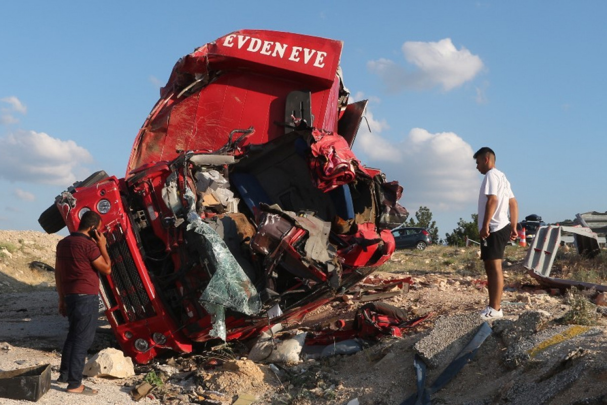 Mersin'de nakliye kamyonu şarampole uçtu: 3 ölü, 1 yaralı