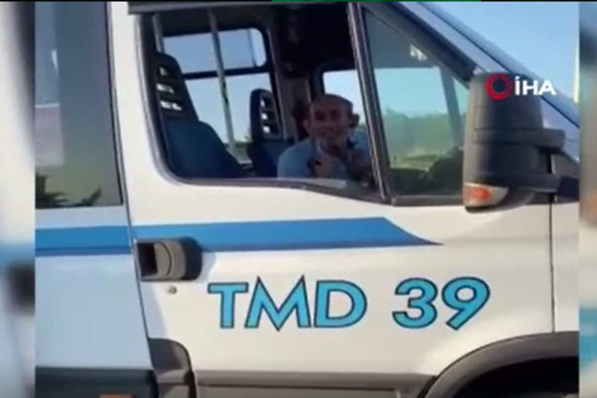 Büyükçekmece'de minibüs şoförü bebek arabalı kadınları almadı