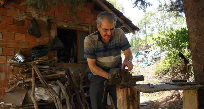 Evinin bahçesinde ahşap kulübede elleriyle yapıyor, siparişlere yetişemiyor