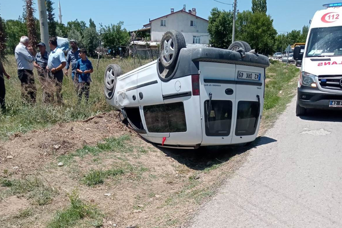 Konya'da hafif ticari araç takla attı: 2 yaralı
